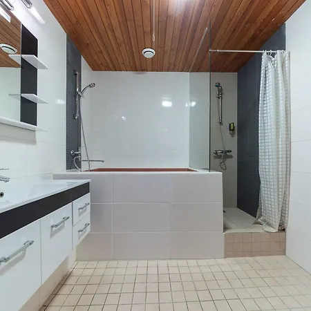 Apartment Spacious 3 Bdrm For 6