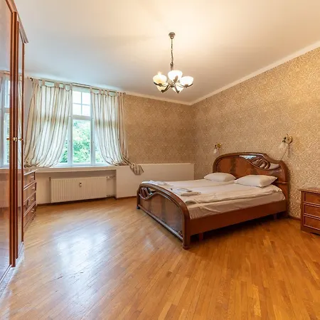 Spacious 3 Bdrm For 6 *