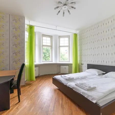 Spacious 3 Bdrm For 6 Apartment *